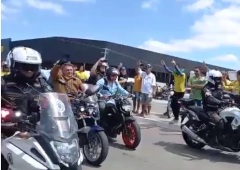 Bolsonaro faz motociata sem capacete em PE e diz que vencerá em 1º turno
