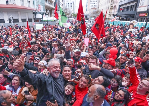 Ato com Lula em Curitiba tem criticas a Moro e tom de triunfo após prisão