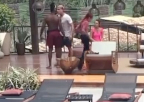 Discussão entre Tiago e Pelé tem dedo na cara, xingamento e gritaria; Vídeos