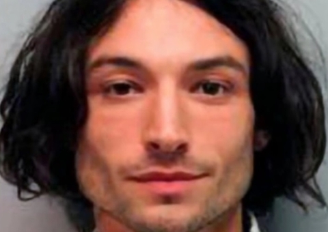 Ezra Miller acredita ser a reencarnação de Jesus e tem altar para exaltar a si mesmo