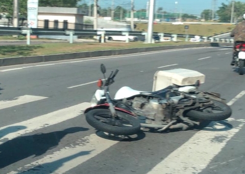 Motociclista fica ferido em acidente com carro em avenida de Manaus