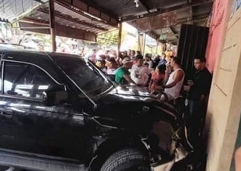 Acidente: Mulher morre após ser arremessada por carro desgovernado; vídeo