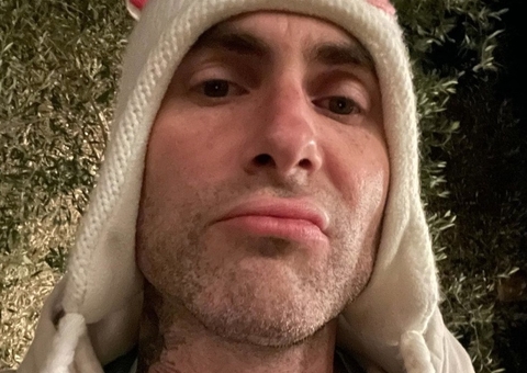 Após modelo, outras duas mulheres expõem Adam Levine e revelam flertes; cantor é casado