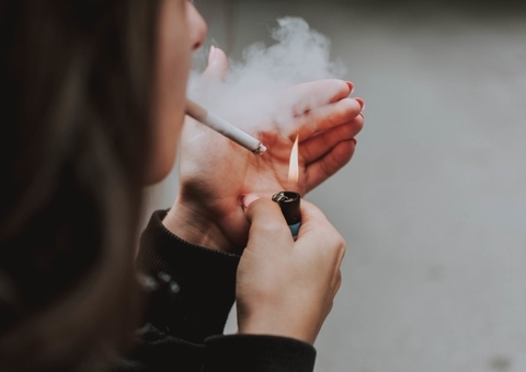 Fumar perto dos filhos aumenta em 59% chance dos netos terem asma, diz estudo