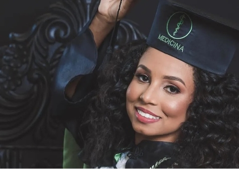 Agonizando, paciente chama de ‘preta nojenta’ médica que foi socorrê-lo