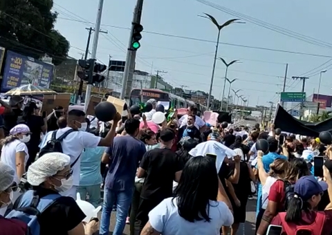 Enfermeiros bloqueiam avenidas de Manaus em protesto por piso salarial; vídeos