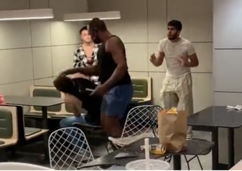 Homem agride clientes e destrói McDonald’s com machado; vídeo 