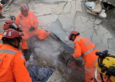 Prédio de cinco andares desaba e mata idosa 