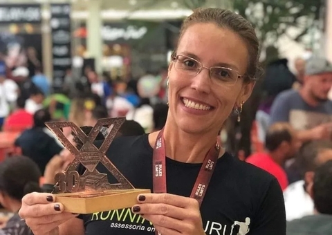 Mulher morre eletrocutada ao encostar em cerca de supermercado durante corrida com o marido