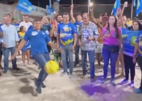 Wilson Lima bate bola com jovens para falar sobre incentivos ao esporte no Amazonas