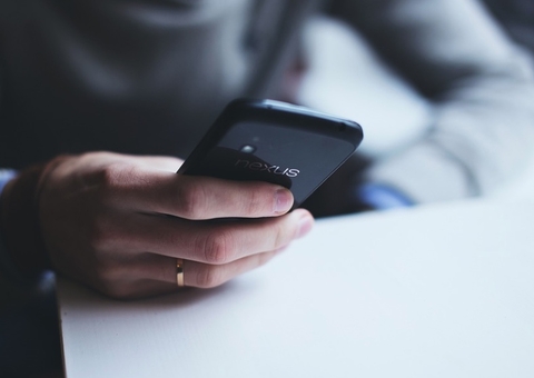 Homem é indiciado por forjar falsas ofensas homofóbicas