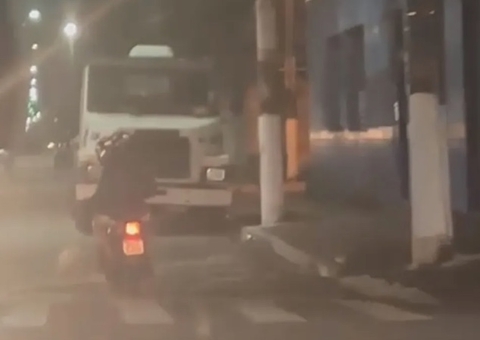 Cachorro é agredido e obrigado a correr por 40km ao lado de motociclista; vídeo