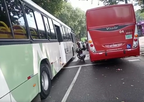 Acidente: Mototaxista é imprensado entre ônibus no Centro de Manaus; vídeo