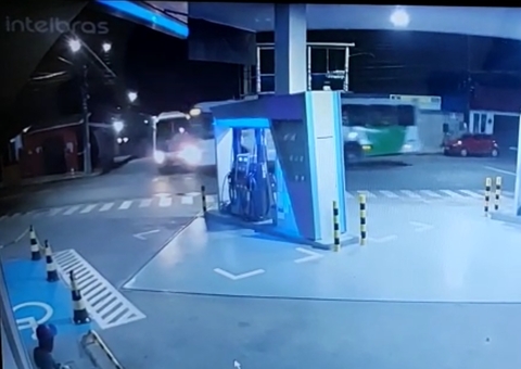 Vídeo mostra acidente que terminou com ônibus invadindo drogaria em Manaus 