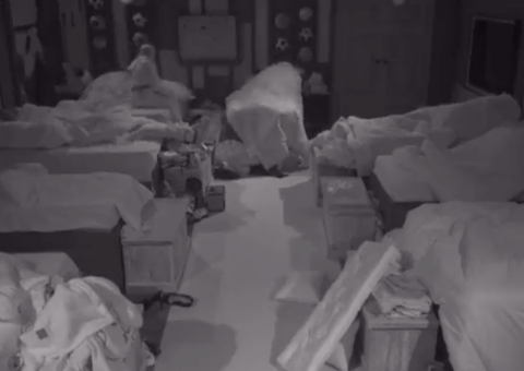 Shayan e Kerline balançam edredrom em quarto lotado e peão pede para diminuir movimento