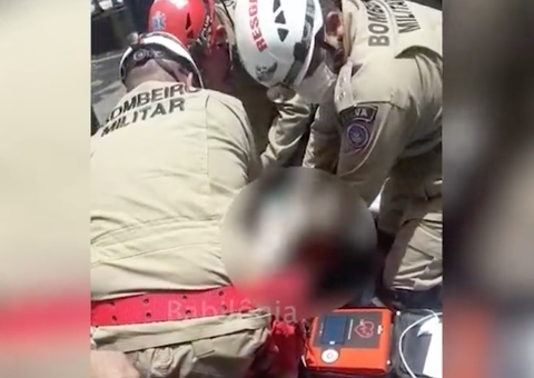 Vídeo: Bombeiros tentam reanimar motoqueiro atropelado em Manaus