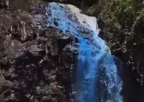 Casal tinge cachoeira em Chá Revelação e causa revolta 