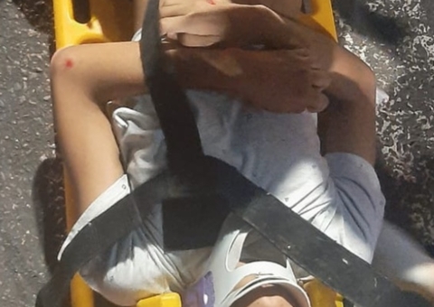 Adolescente é arremessado ao tentar atravessar a rua em Manaus