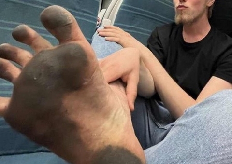 Fotos de pés sujos fazem tiktoker lucrar em site erótico