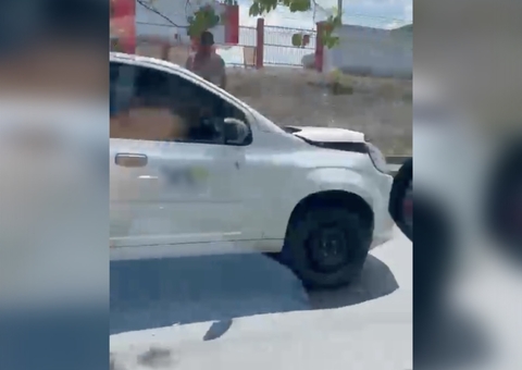 Engavetamento com três carros deixa trânsito lento em avenida de Manaus