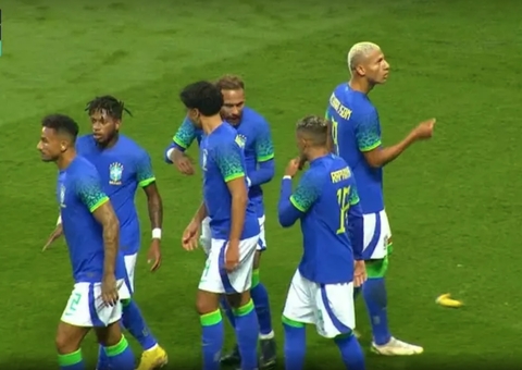 Torcida joga banana no campo após gol de Richarlison em amistoso do Brasil 