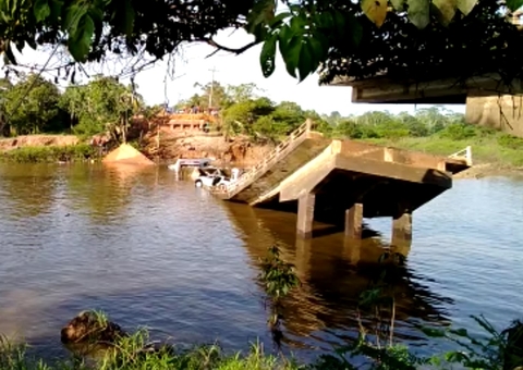 Vídeo: Ponte desaba e veículos caem em rio na BR-319 no Amazonas