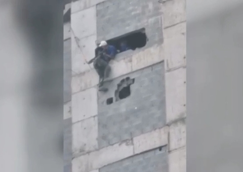 Vídeo mostra resgate desesperador de operário pendurado em obra