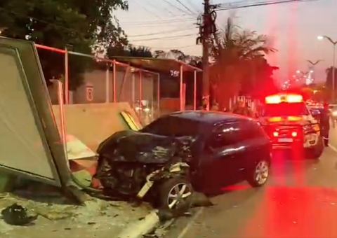 Criminosos batem carro roubado durante perseguição policial e acabam presos em Manaus