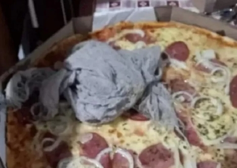 Restaurante esquece pano sujo dentro de caixa de pizza de cliente 