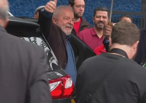 Lula vota em São Bernardo acompanhado de Alckmin, Haddad, Gleisi e Janja