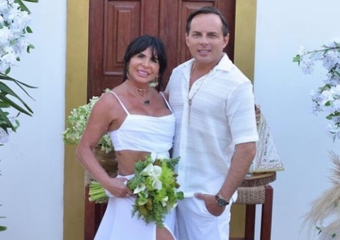 Gretchen usa calcinha com o nome do marido ao renovar votos do casamento 