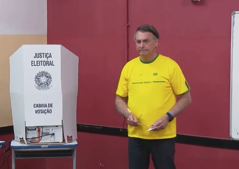 De verde e amarelo, Bolsonaro vota no Rio 