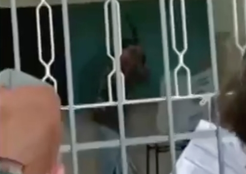 Vídeo: homem tem surto e quebra urna a pauladas em Goiânia