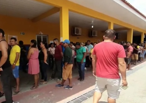 O que acontece se o eleitor estiver na fila e encerrar o horário da votação?