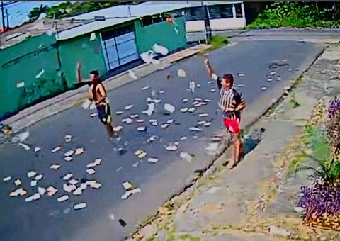 Homens são flagrados jogando 'santinhos' pelas ruas de Manaus; vídeo