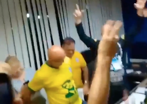 Menezes já comemorava vitória para Senado quando foi ultrapassado por Omar; vídeo