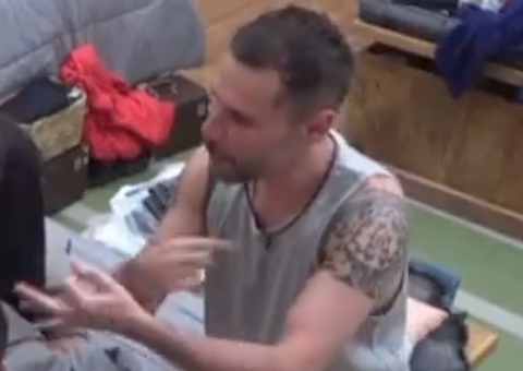 A Fazenda: Alex Gallete detalha sexo anal e transmissão é cortada 