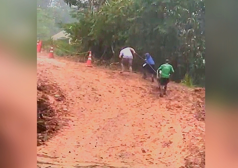 Moradores enfrentam dificuldades em dia de chuva para atravessar BR-319 no Amazonas; vídeo