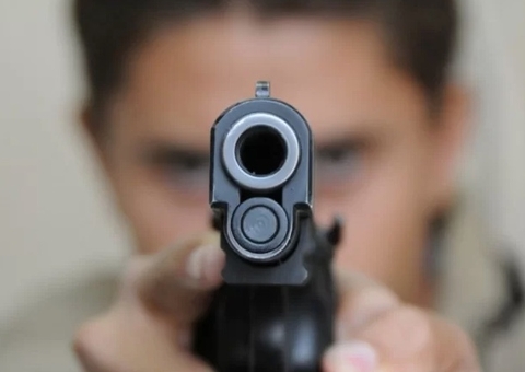 Quase 40 candidatos apoiados por grupo armamentista vencem eleição ou seguem para 2º turno