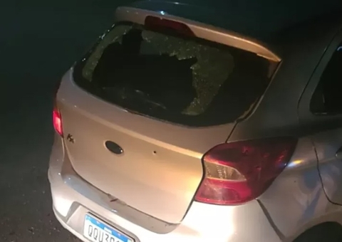 Homem e adolescente são encontrados crivados de balas em porta-malas de carro