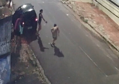 Vídeo mostra homem sendo baleado e agredido por trio em rua de Manaus