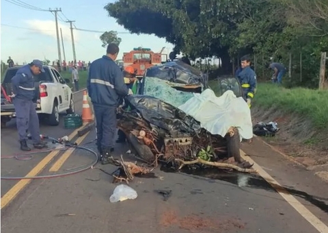 Ex-prefeitos morrem em acidente gravíssimo entre carro e caminhão