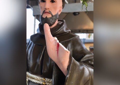 Polícia investiga intolerância religiosa após imagem de santo ser quebrada durante procissão em Manaus