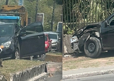 Carro invade calçada da Ufam em acidente em Manaus; vídeo