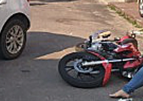 Acidente entre carro e motocicleta deixa mulher ferida em Manaus