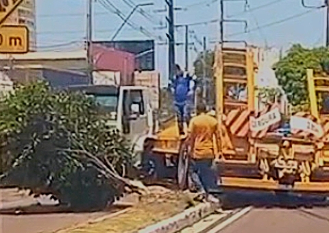 Motorista perde controle e caminhão invade contramão em avenida de Manaus