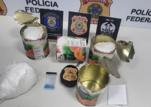 Mulher é presa ao tentar ir para Portugal com cocaína escondida em latas de pêssego