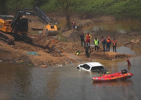 Bombeiros retiram último veículo de rio onde ponte desabou na BR-319 no Amazonas
