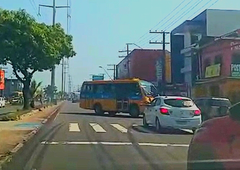 Em alta velocidade, Amarelinho rodopia em avenida e quase causa acidente em Manaus