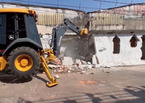 Casa e barbearia de homem assassinado são demolidas pela prefeitura em Manaus